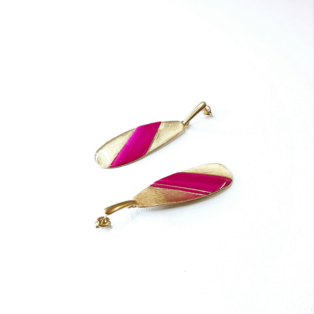Clous d'oreilles longs en marqueterie de paille de seigle fuchsia