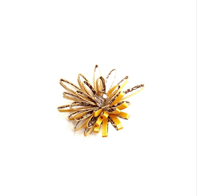 Broche florale en marqueterie de paille de seigle