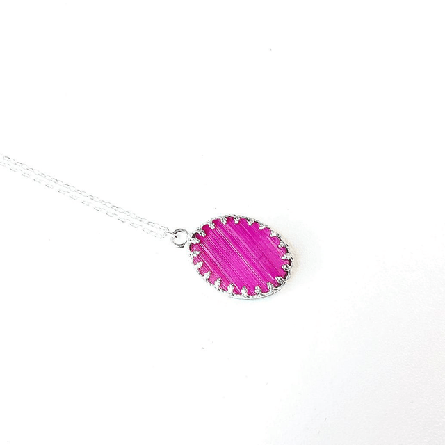 Collier en argent et marqueterie de paille de seigle fuchsia