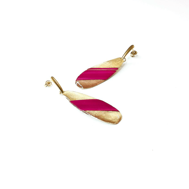 Clous d'oreilles longs en marqueterie de paille de seigle fuchsia
