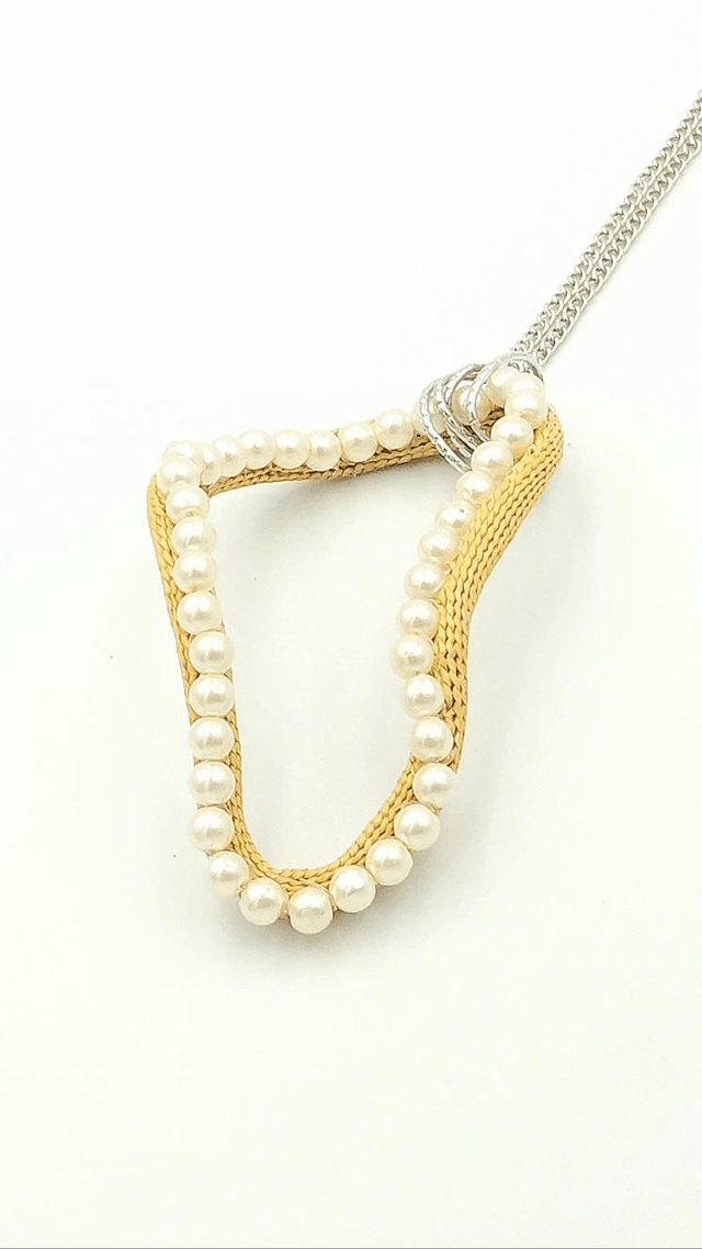 Collier Sautoir "Le Murmure", paille tissée et perles de nacre