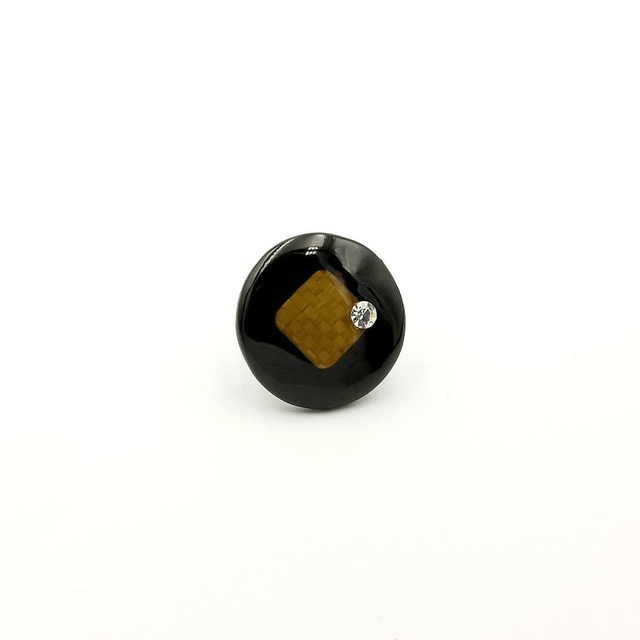 Bague en marqueterie de paille de seigle teinte, plaqué argent, résine et zirconium, pièce unique fabriquée à la main en France.