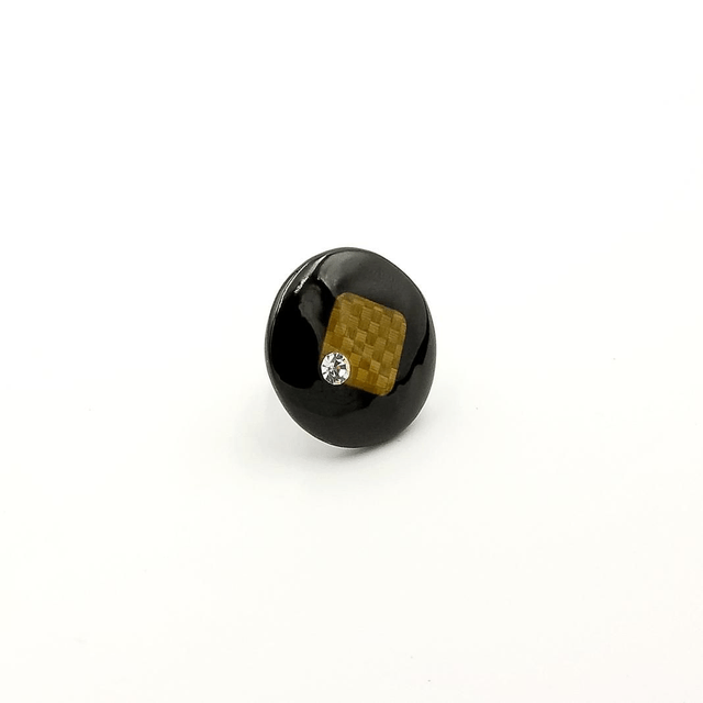 Bague en marqueterie de paille de seigle teinte, plaqué argent, résine et zirconium, pièce unique fabriquée à la main en France.