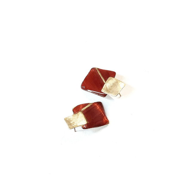 Boucles d'oreilles en marqueterie de paille : Une création contemporaine aux accents traditionnels.