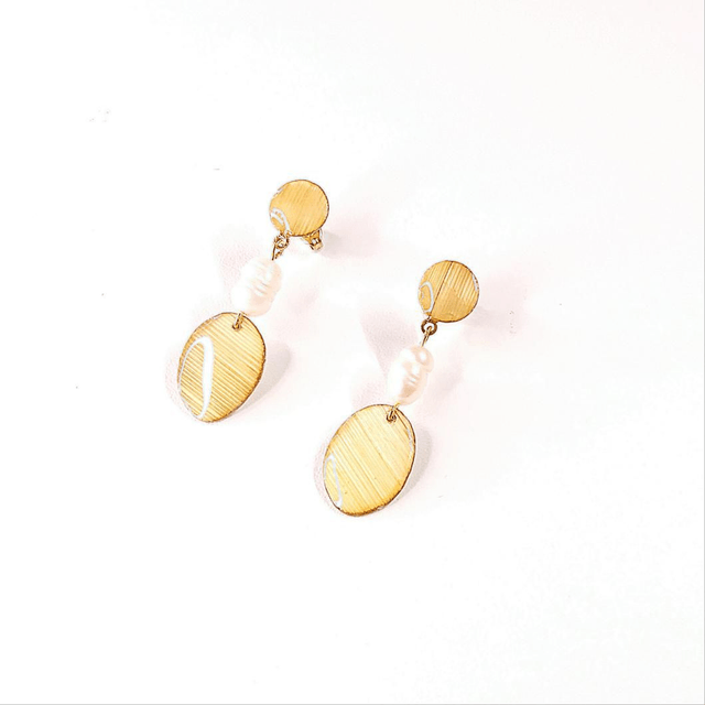 Boucles d'oreilles artisanales, design unique et raffiné : La paille se pare de perles