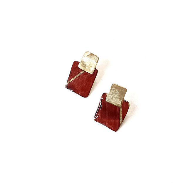 Boucles d'oreilles en marqueterie de paille : Une création contemporaine aux accents traditionnels.