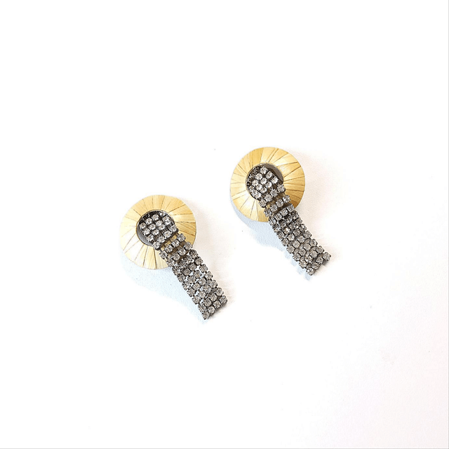 Clips d'Oreilles Uniques : Marqueterie de Paille et Cascade de Moissanites