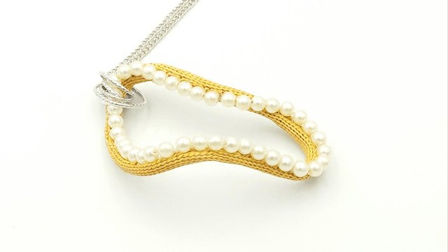 Collier Sautoir "Le Murmure", paille tissée et perles de nacre