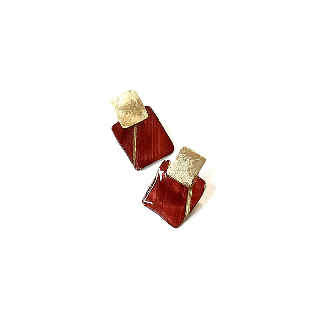 Boucles d'oreilles en marqueterie de paille : Une création contemporaine aux accents traditionnels.