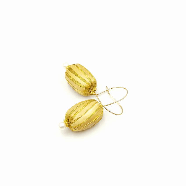 Boucles d&#039;oreilles d&#039;art en paille naturelle et nacre