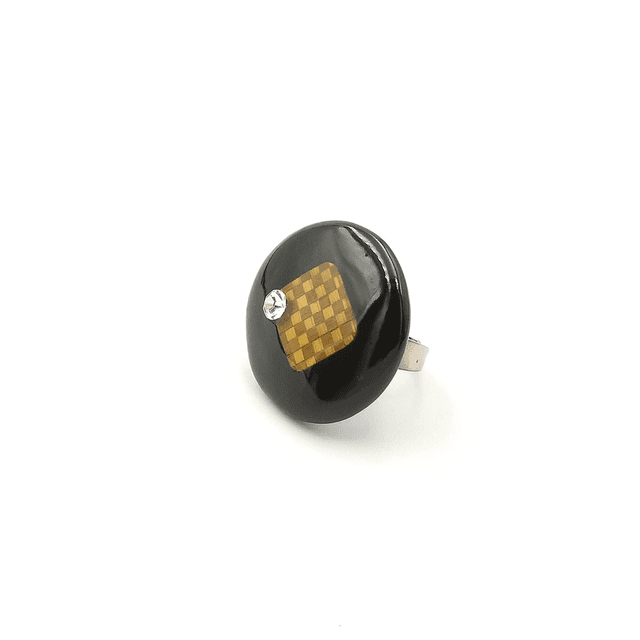 Bague en marqueterie de paille de seigle teinte, plaqué argent, résine et zirconium, pièce unique fabriquée à la main en France.