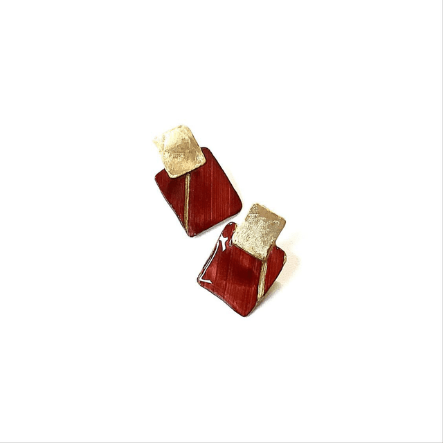 Boucles d&#039;oreilles en marqueterie de paille : Une création contemporaine aux accents traditionnels.